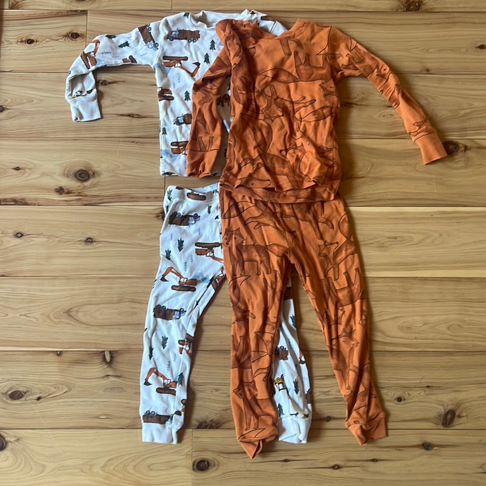 Adorable Carter’s pajamas for boys. 3T